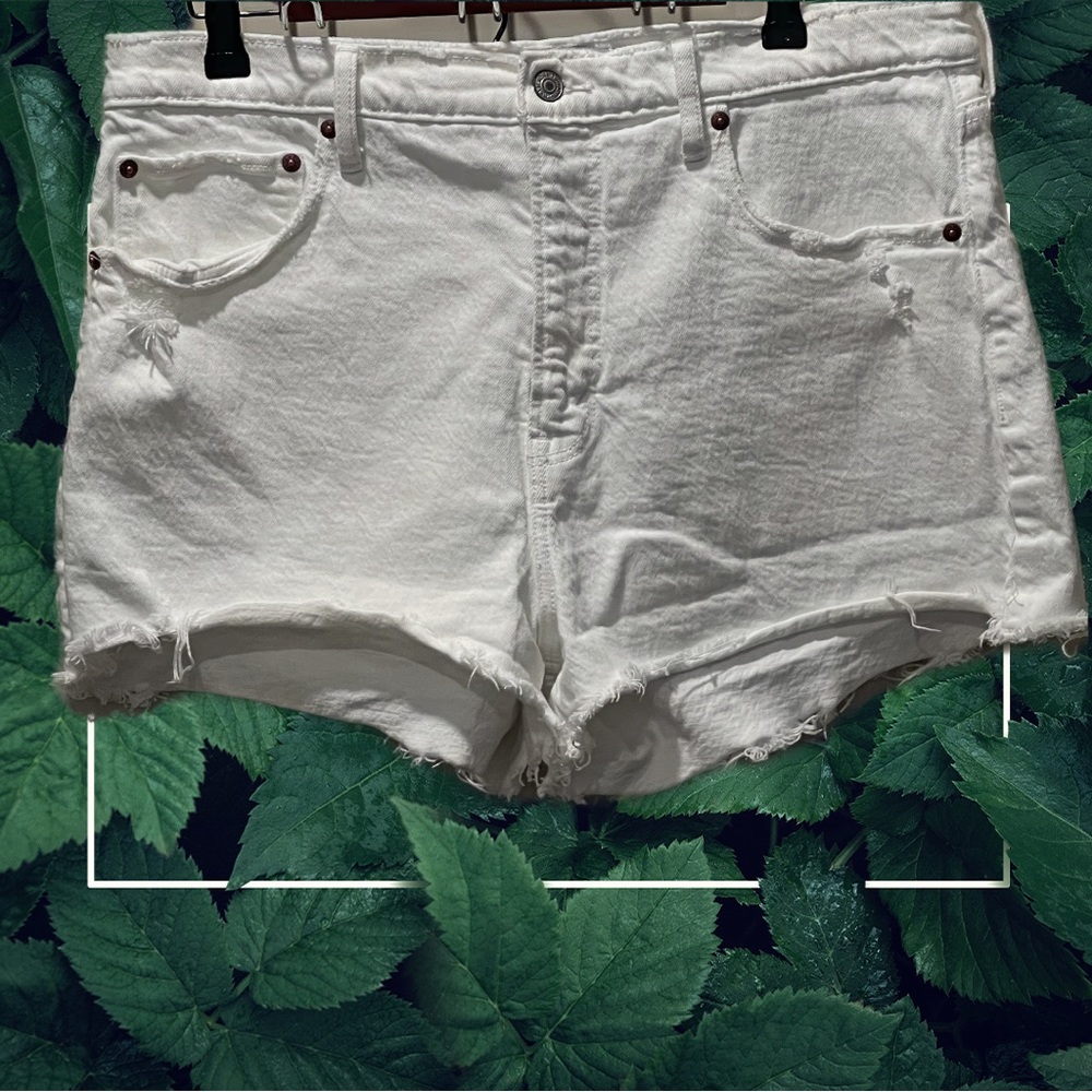 Abercrombie & Fitch “The Mom Short High Rise Denim Distressed Short Size 32 / 14